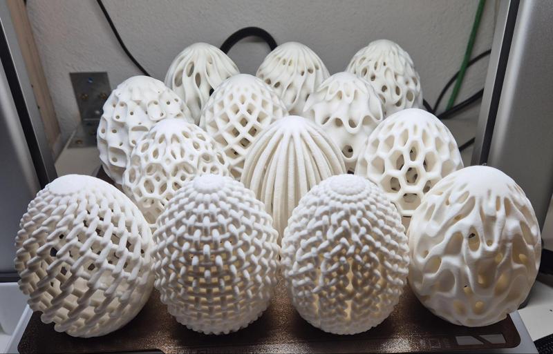 Easter Egg Decoration (fillable/screwable bottom)