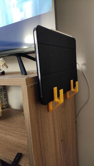 Lateral furniture gadgets holder