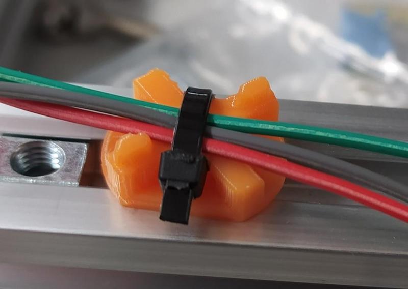 Cable clamp for V-slot profile