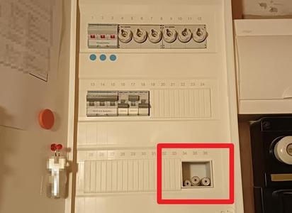 Fuse box container for fuses