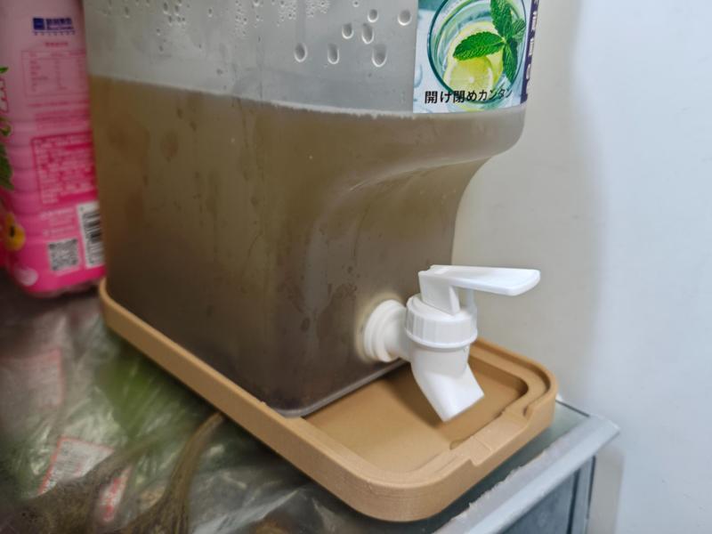 Anti-drip tray for refrigerator tea dispenser