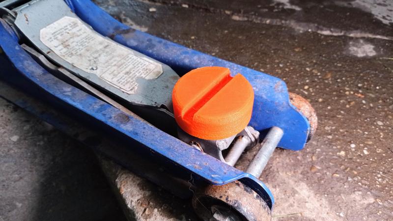 Car jacking pad scalable for hydraulic jack