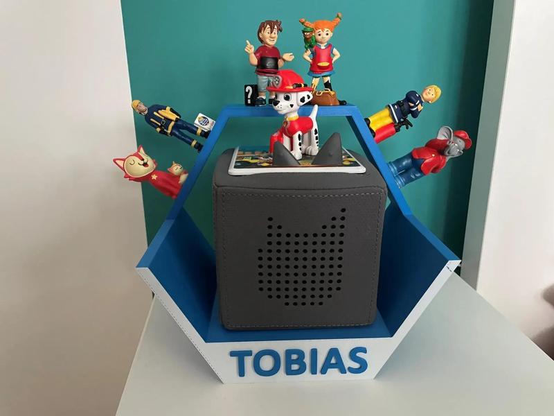 Honeycomb wall shelf for Toniebox