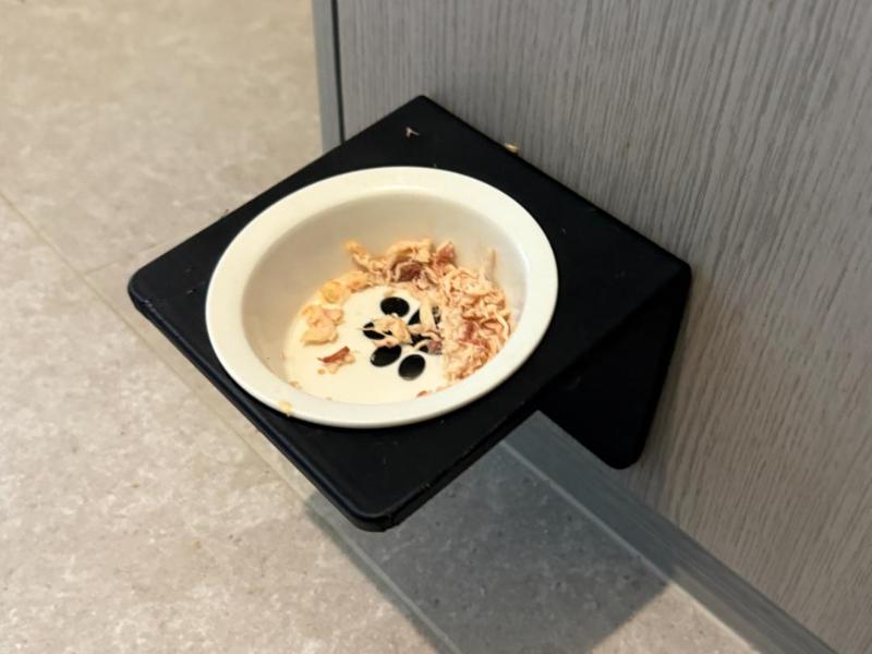 Wall-mountable Floating Pet Bowl Holder