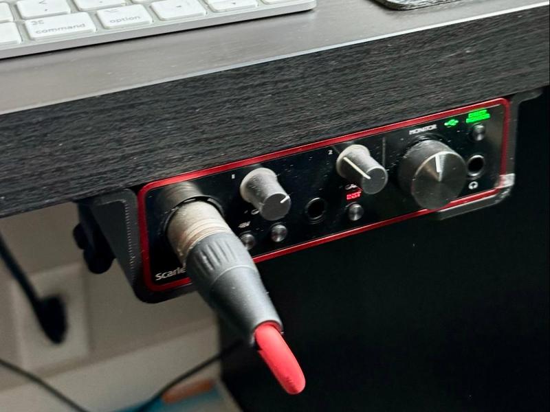 Focusrite Scarlett Solo Desk Mount with Cable Clip