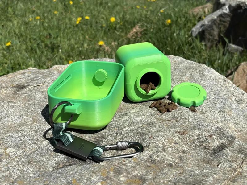 2-in-1 bowl for your dog's water and treats