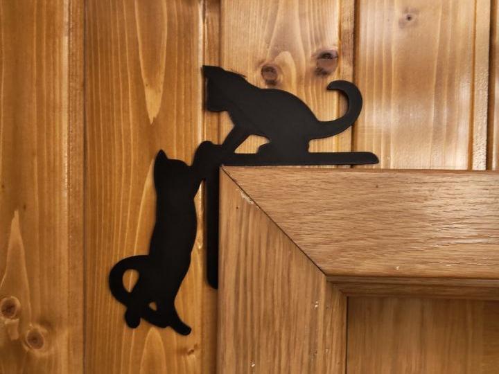 Cats door corner ornamet