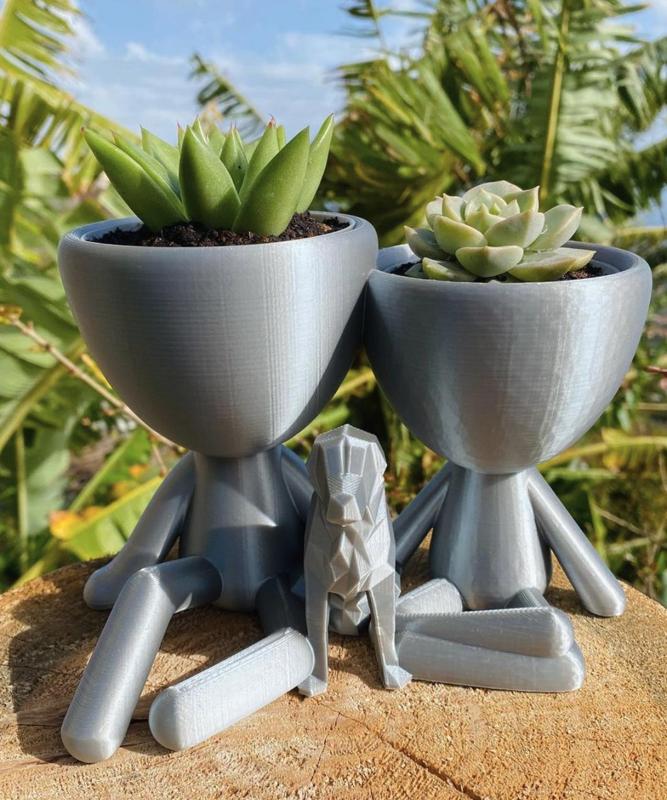 Couple with dog planer vase