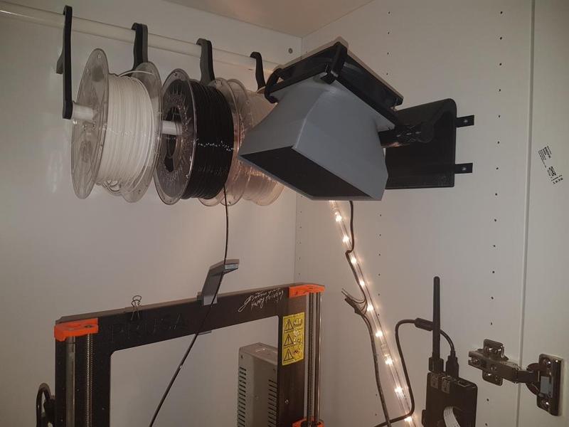 wall connector for fume extractor