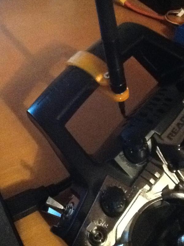 Portaantenas en el asa de emisora Turnigy 9xr