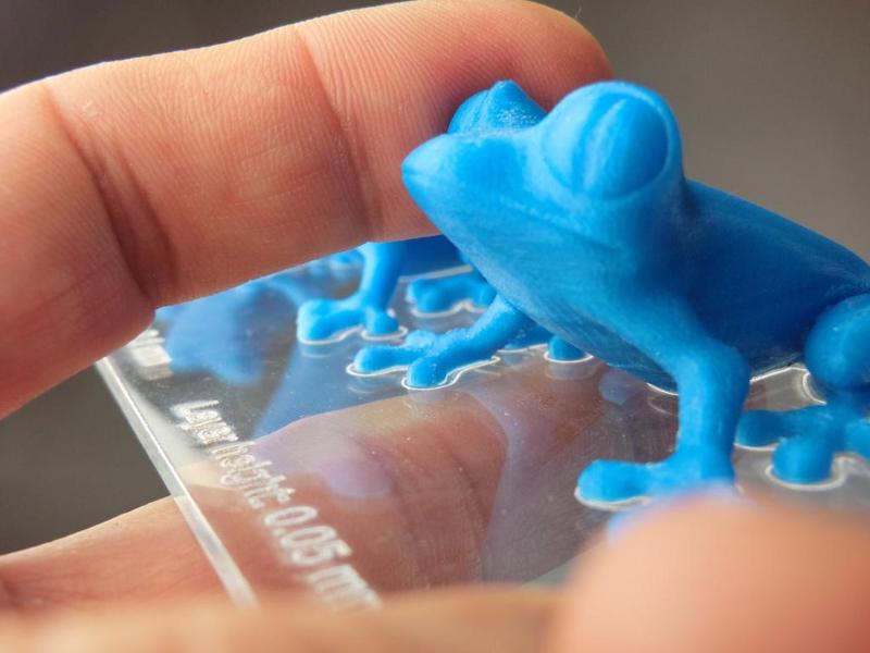 MakerBot Replicator 2 - PLA blue frogs - Layer thickness comparison plate