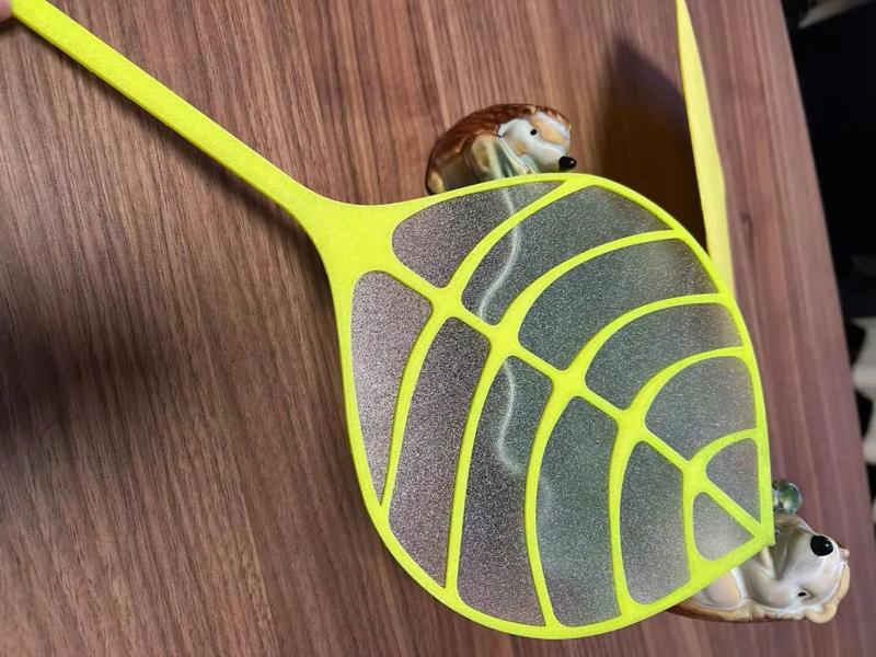 A beautiful and practical leaf-veined hand fan!