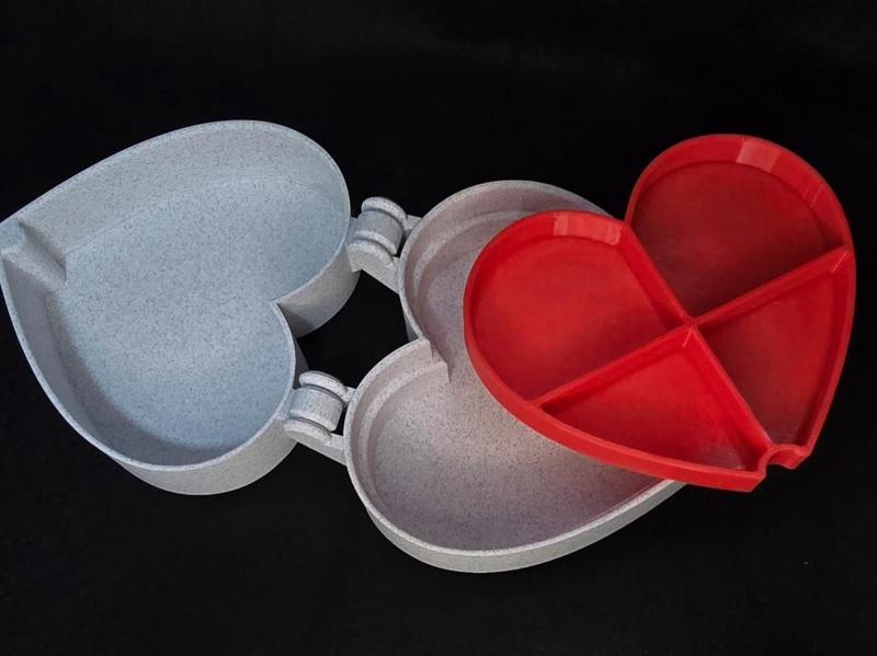 Heart jewelry box with magnetic close