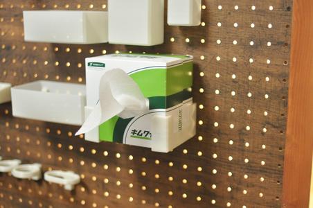 Kimwipes holder for 2.5mm pitch pegboard