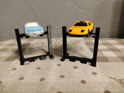Two post lift for hot wheels