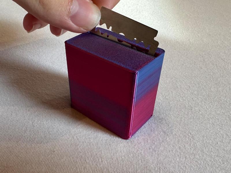 Razor Blade Box with Lid