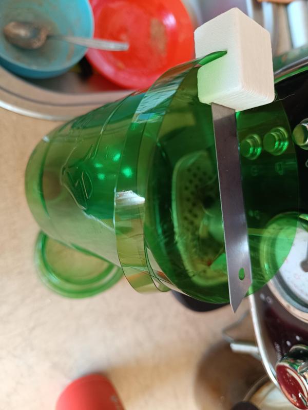Plastic bottle cutter