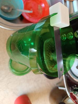 Plastic bottle cutter