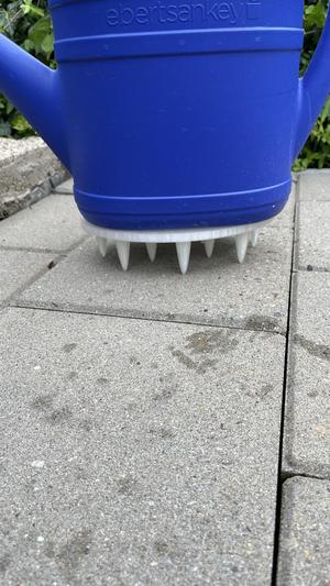 Gießkanne -> sauberer Boden im Garten