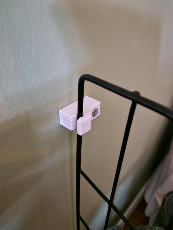 Wall mount for kompost grate