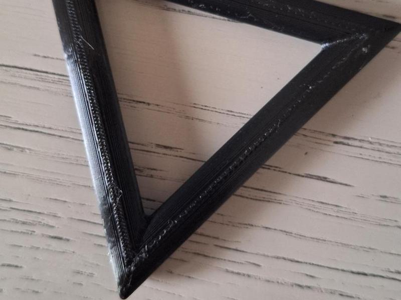 Aquarium fish feeders