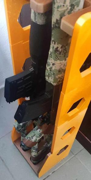 long gun rack - stojan na dlouhé zbraně   