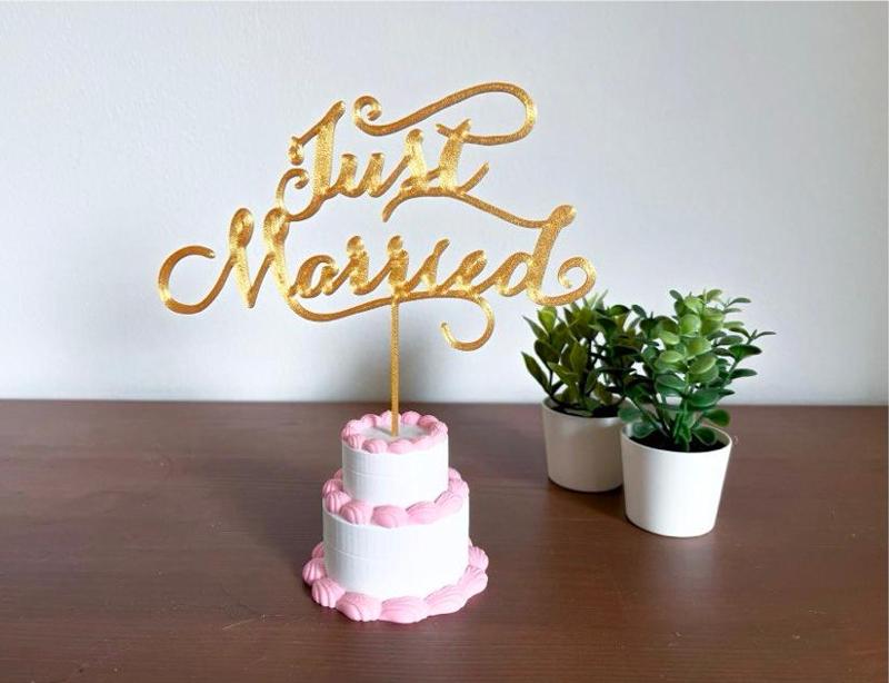 Just married gift box cake with thread