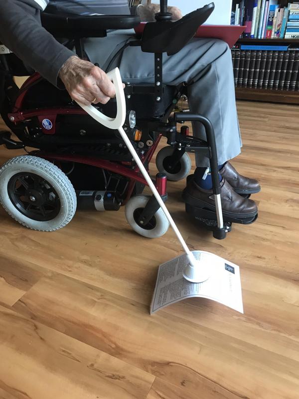 Grabber for small objects and sheets paper