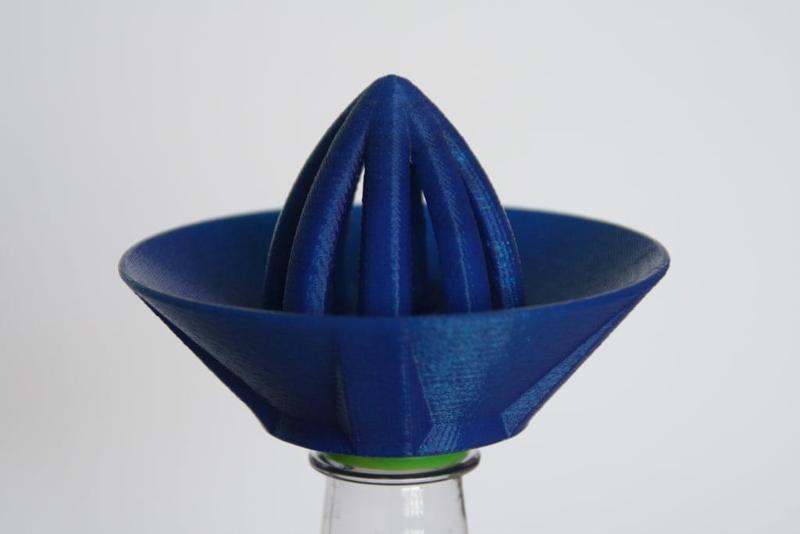 Screw on bottle citrus juicer v2