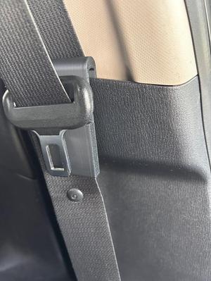Seatbelt retainer clip
