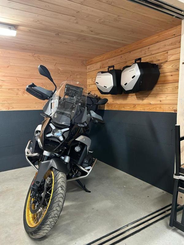 BMW GS1300 SideCase Vario Wallmount