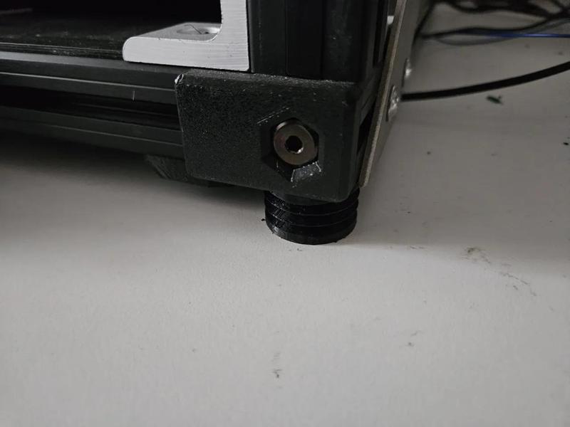 Anti-vibration feet for the 3030 aluminium system profiles   