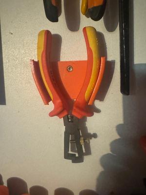 Plier wall mount