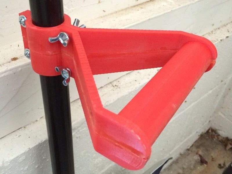 Side handle for snow shovel