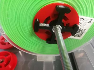 Filamment holder center plug