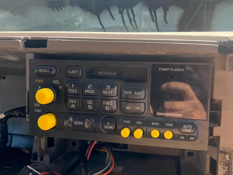 Chevrolet Suburban Stereo Knobs (1999)