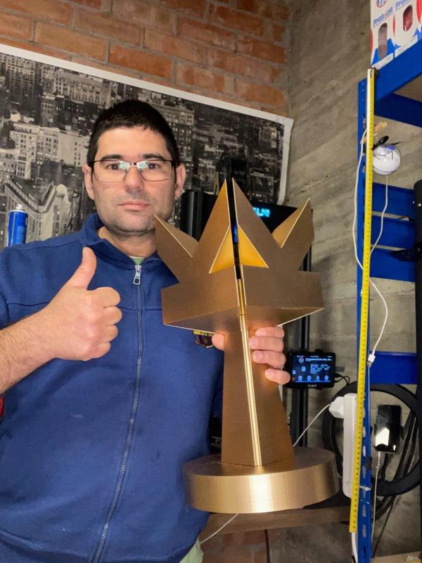 replica del trofeo de la kings league 