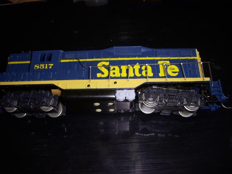 Athearn HO Scale Blue Box GP9 Air Tanks
