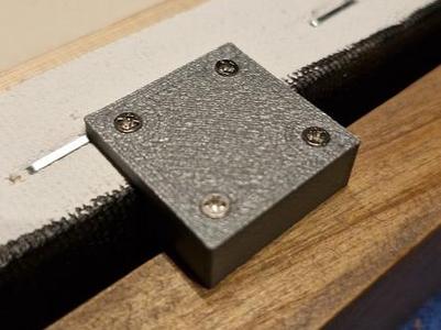 Mounting clip for canvas