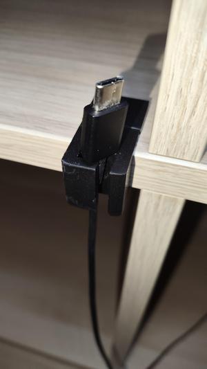 Charger Holder On Ikea Shelf(Držák kabelu který sedí na Ikea poličku)