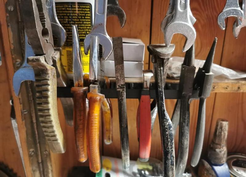 Pliers holder