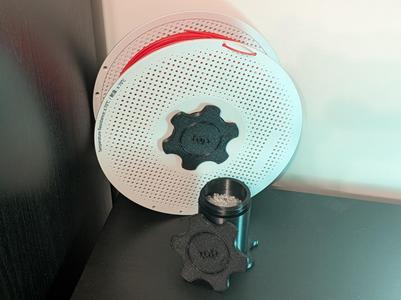 Adjustable spool desiccant holder