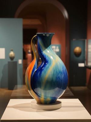 Vase and Pitcher - fluid asymmetry