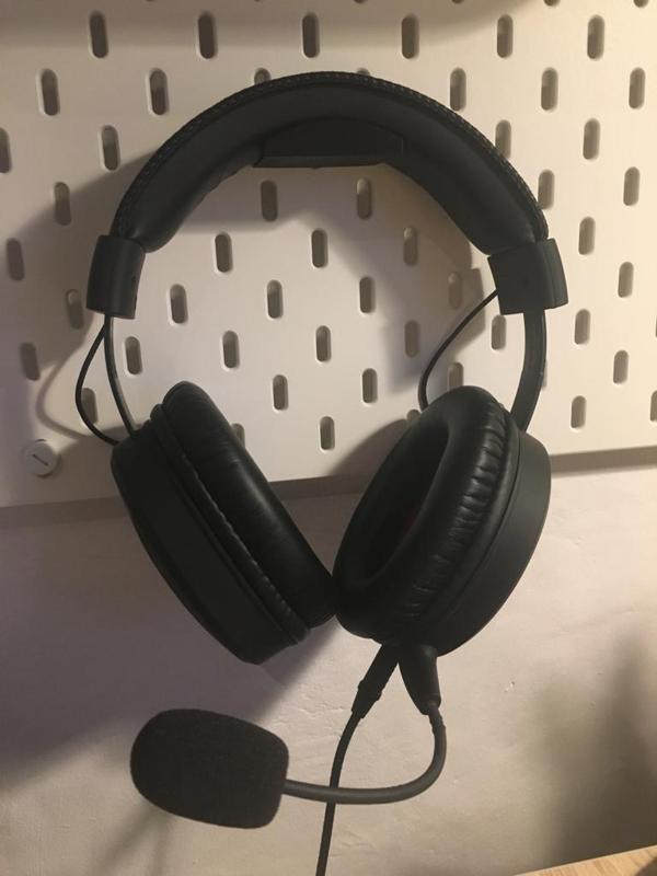 Headset holder for IKEA SKADIS pegboard