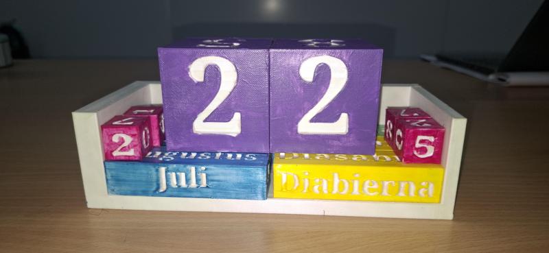 Calendar & personlize pencil holder