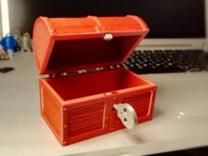 hinged piggy bank chest with working lock and key