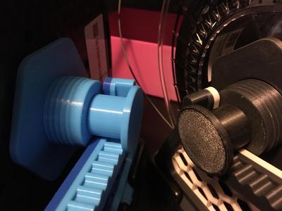 Gravity spool holder smooth gear