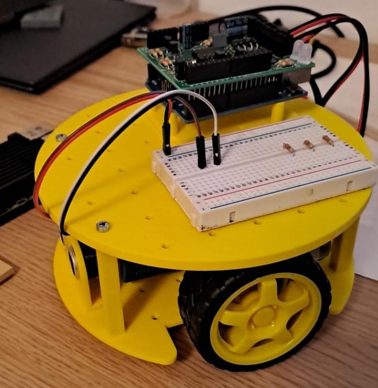 Robot base plate with cutouts for TT wheels