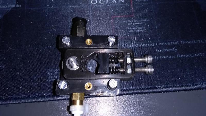 Bulldog Extruder Flexible and better Filamentguide (fixed)