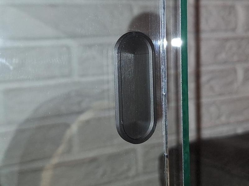 Stick-on handle for glass door of terrarium